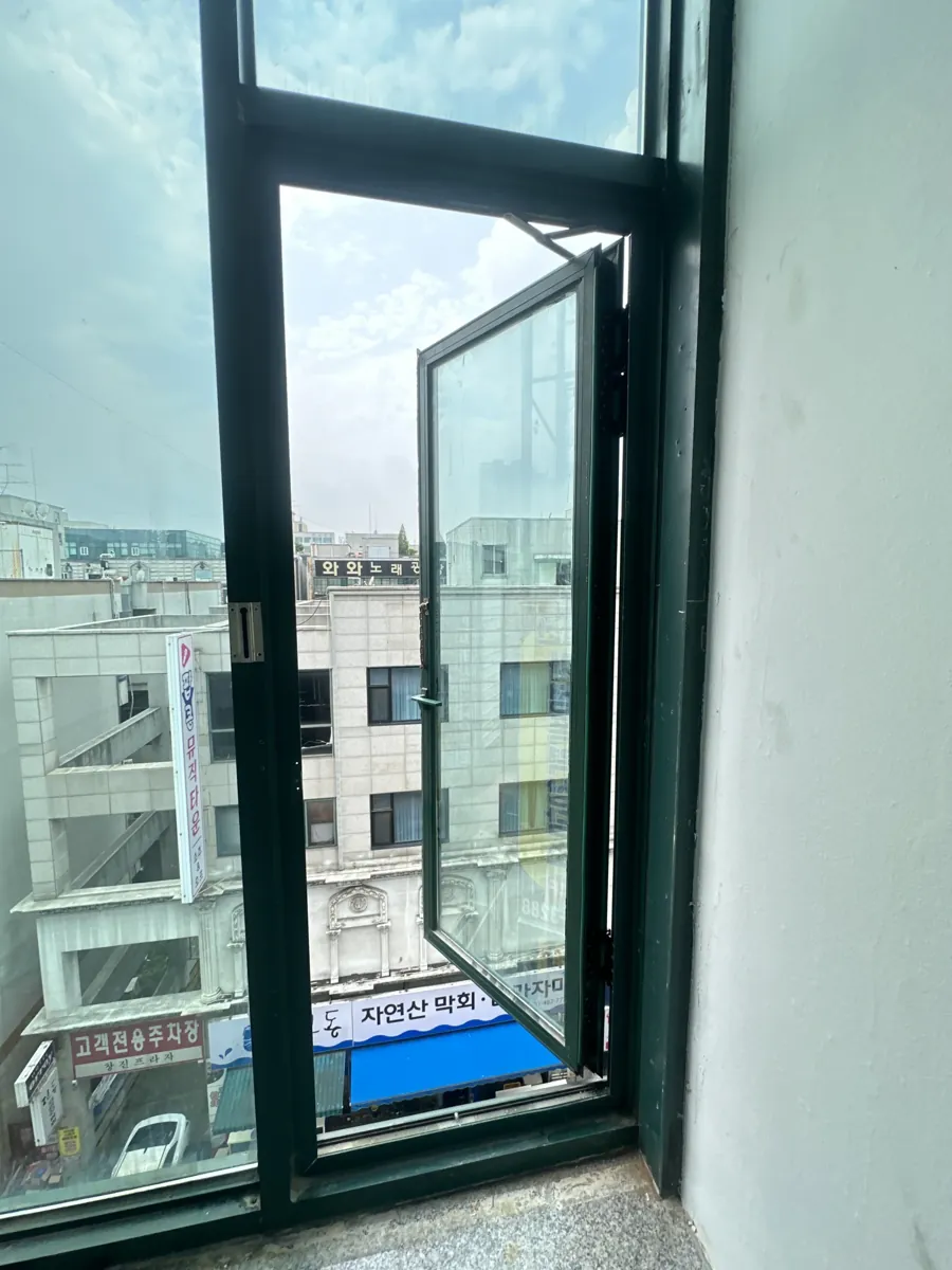 떨어질 것 같은 창문 고정 수리 이후
