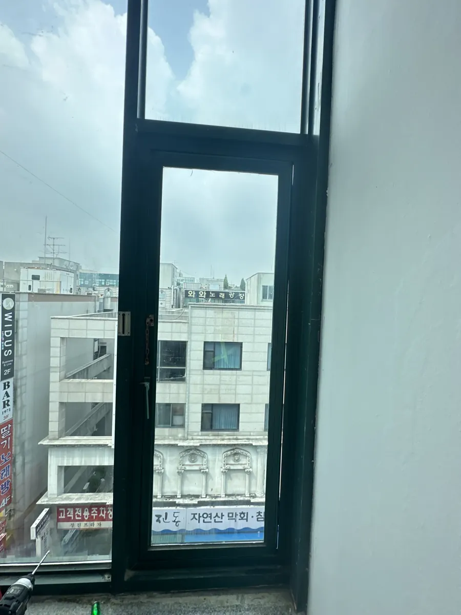 떨어질 것 같은 창문 고정 수리 이전