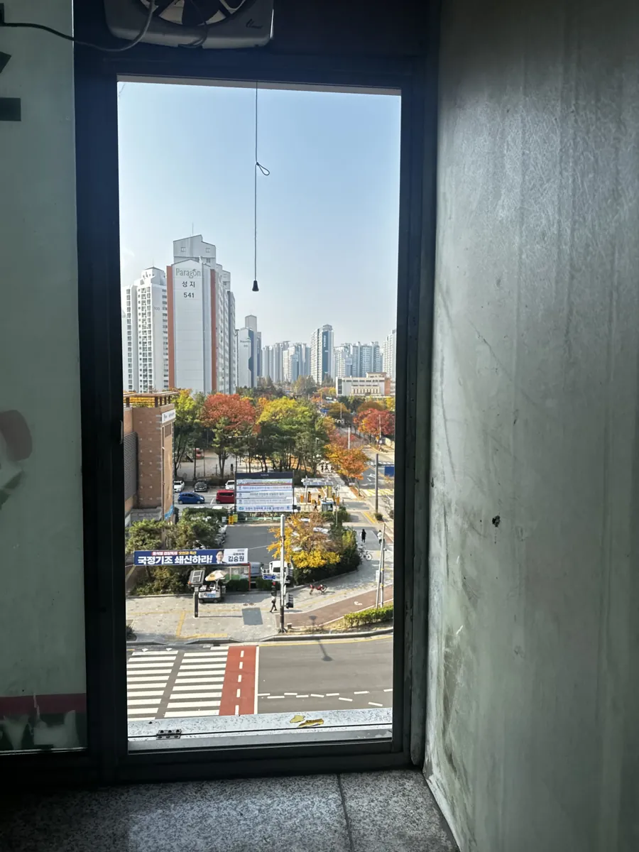 떨어진 창문 재설치 작업 이전
