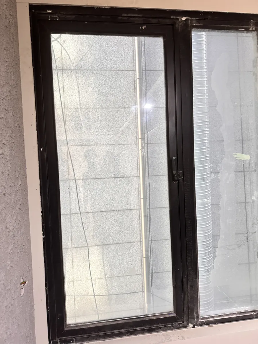 떨어져 있는 창문 복구 수리 이후