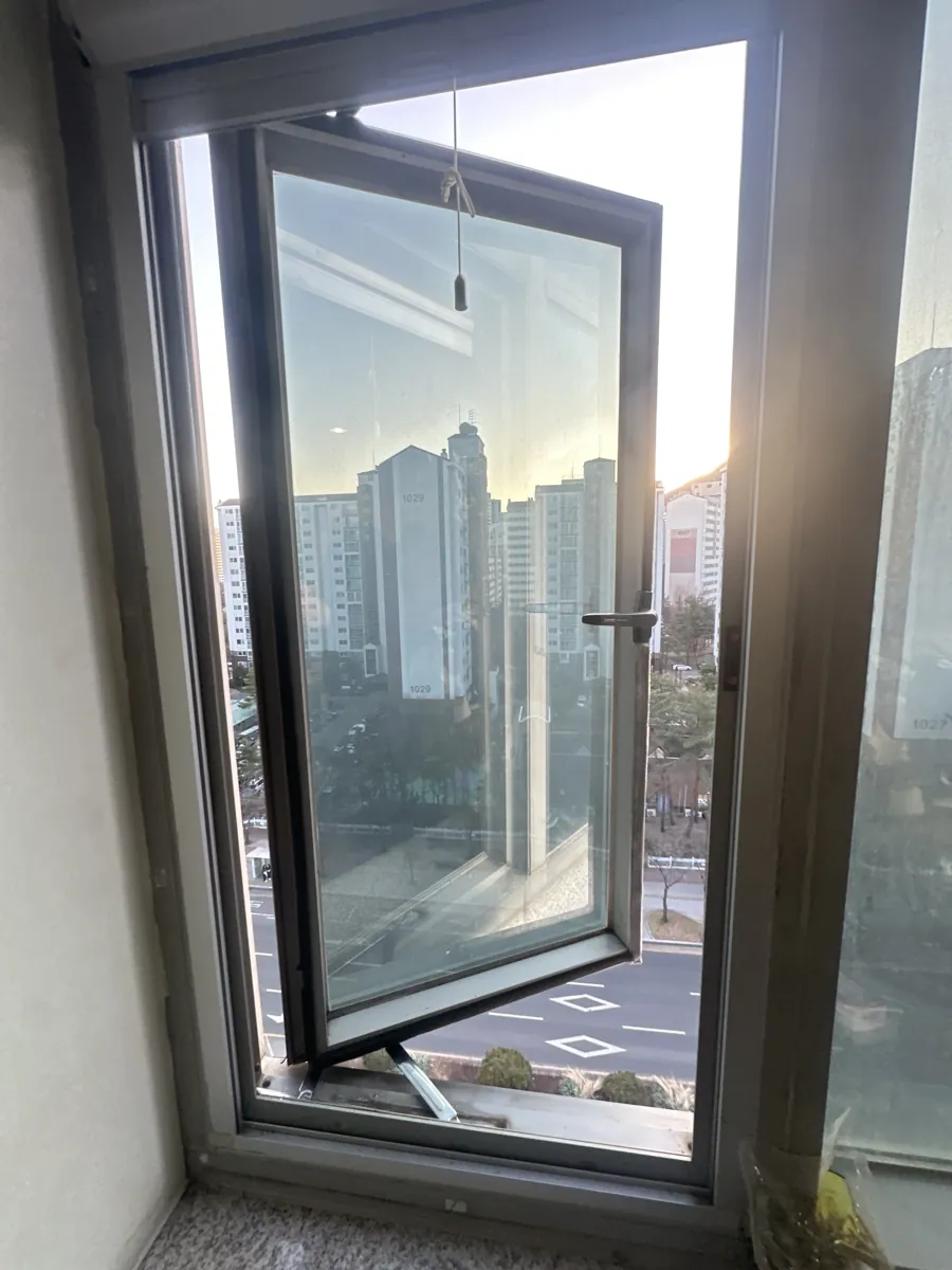 틀어져서 안닫히는 창문 조정 수리 이후