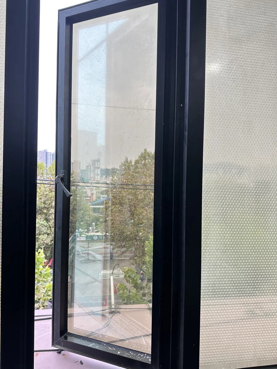 안열리는 창문 경첩 교체 수리 이전